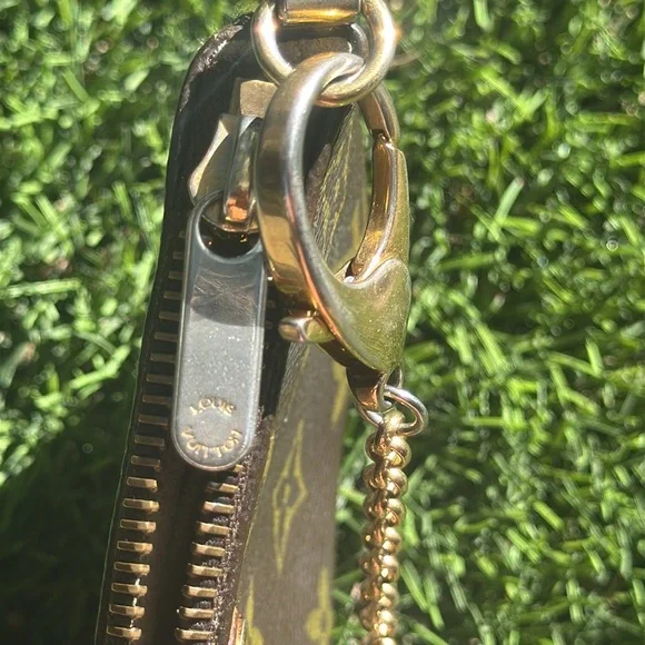 Louis Vuitton 
Authentic 
Milla Pochette Monogram Canvas MM - Picture 8 of 9